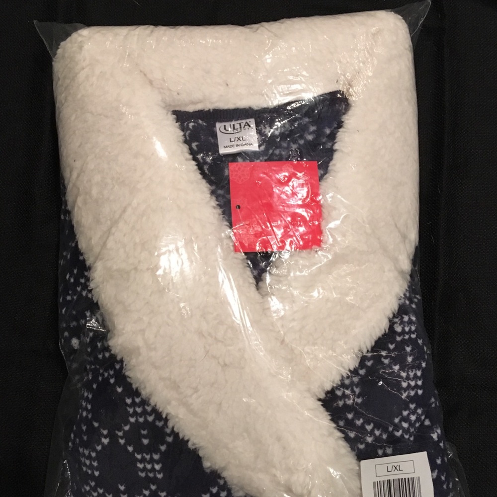 Ulta Robe | Snowflake Pattern | Super Soft! - Picture 3 of 8
